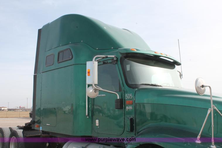image for item H8319 2005 International 9400i semi truck
