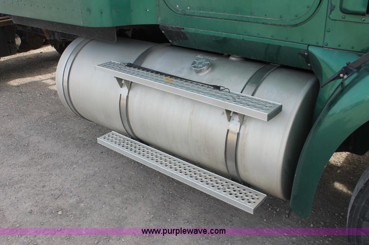 image for item H8319 2005 International 9400i semi truck