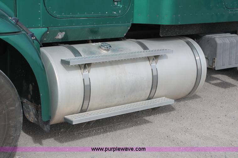 image for item H8319 2005 International 9400i semi truck