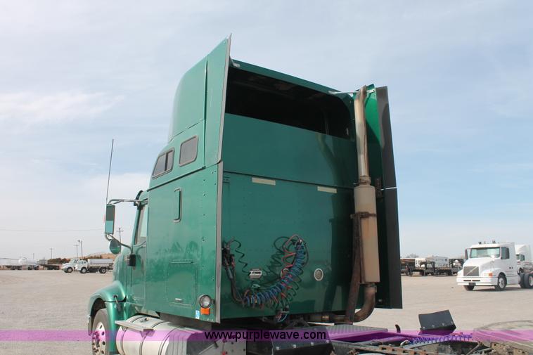 image for item H8319 2005 International 9400i semi truck