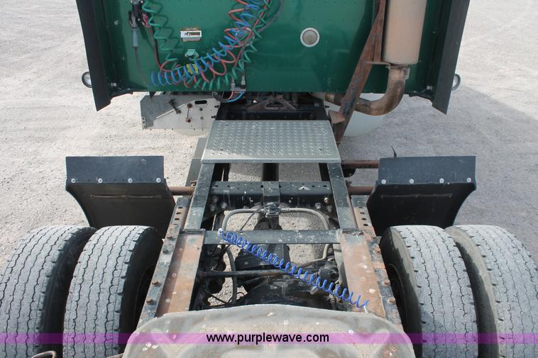 image for item H8319 2005 International 9400i semi truck