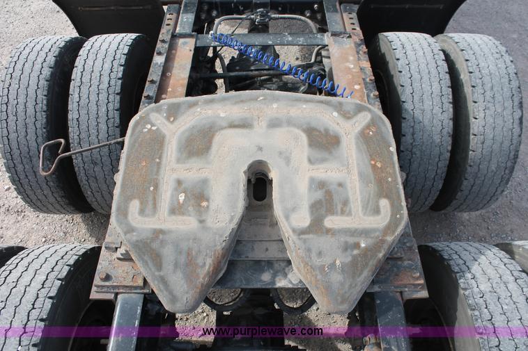 image for item H8319 2005 International 9400i semi truck