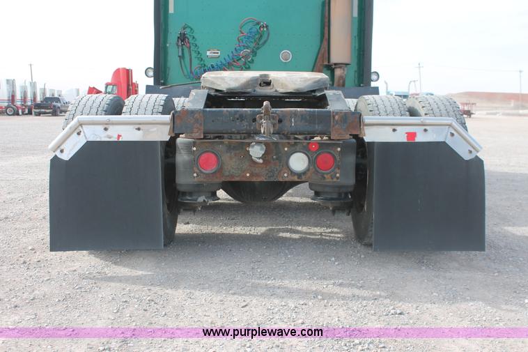 image for item H8319 2005 International 9400i semi truck