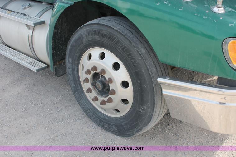 image for item H8319 2005 International 9400i semi truck