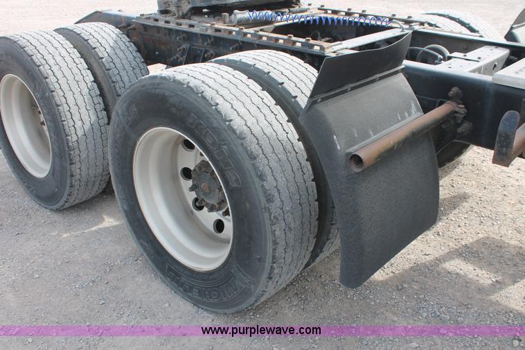 image for item H8319 2005 International 9400i semi truck