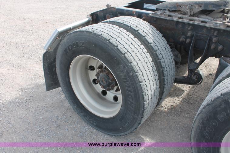 image for item H8319 2005 International 9400i semi truck