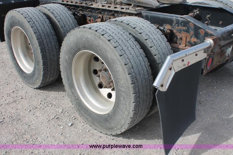 image for item H8319 2005 International 9400i semi truck