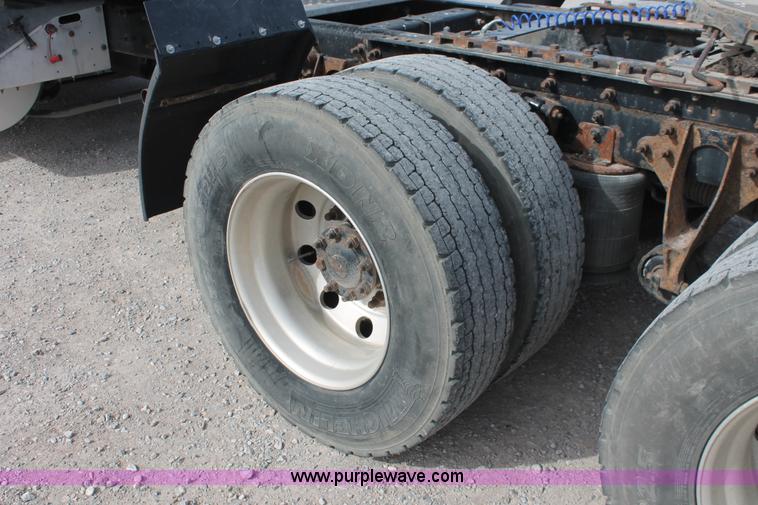 image for item H8319 2005 International 9400i semi truck