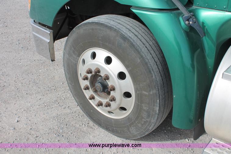 image for item H8319 2005 International 9400i semi truck