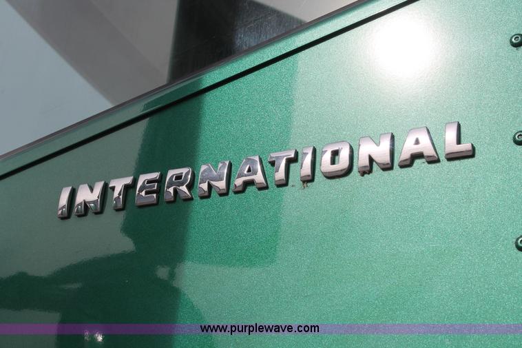 image for item H8319 2005 International 9400i semi truck