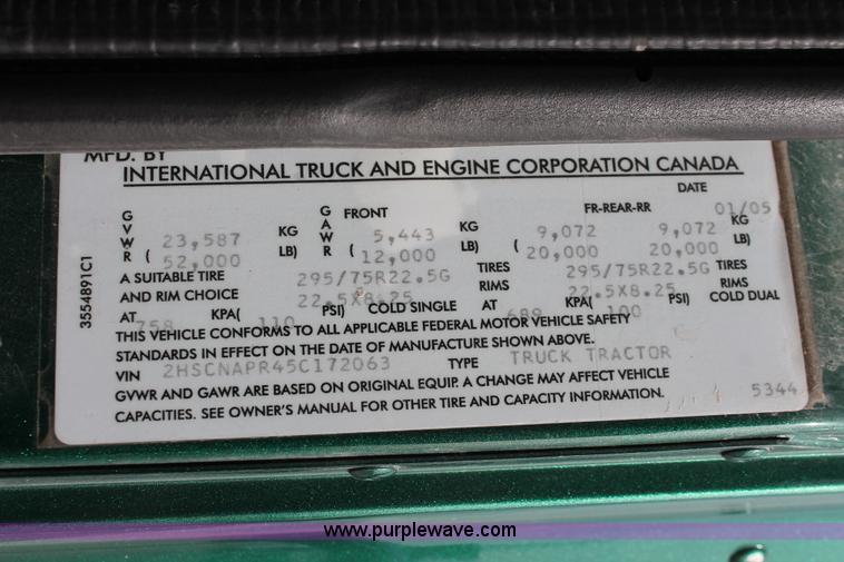 image for item H8319 2005 International 9400i semi truck
