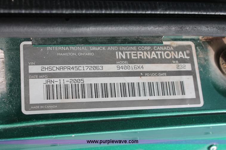 image for item H8319 2005 International 9400i semi truck