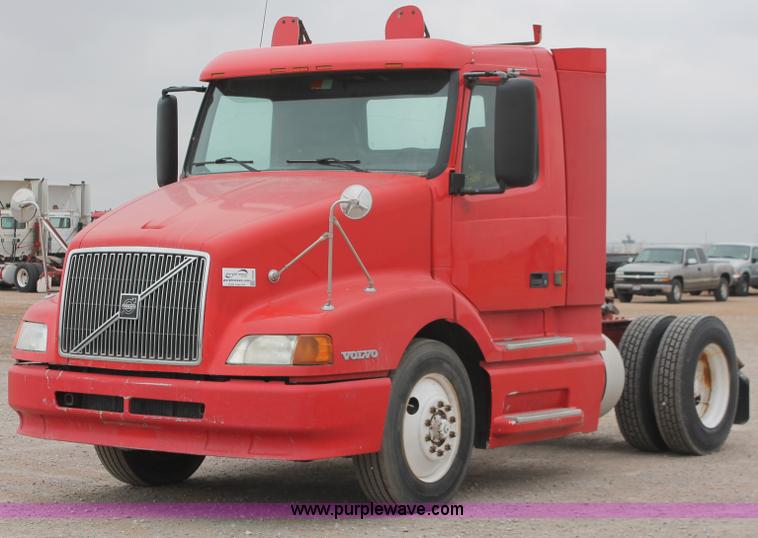 image for item H8320 2001 Volvo VNL semi truck