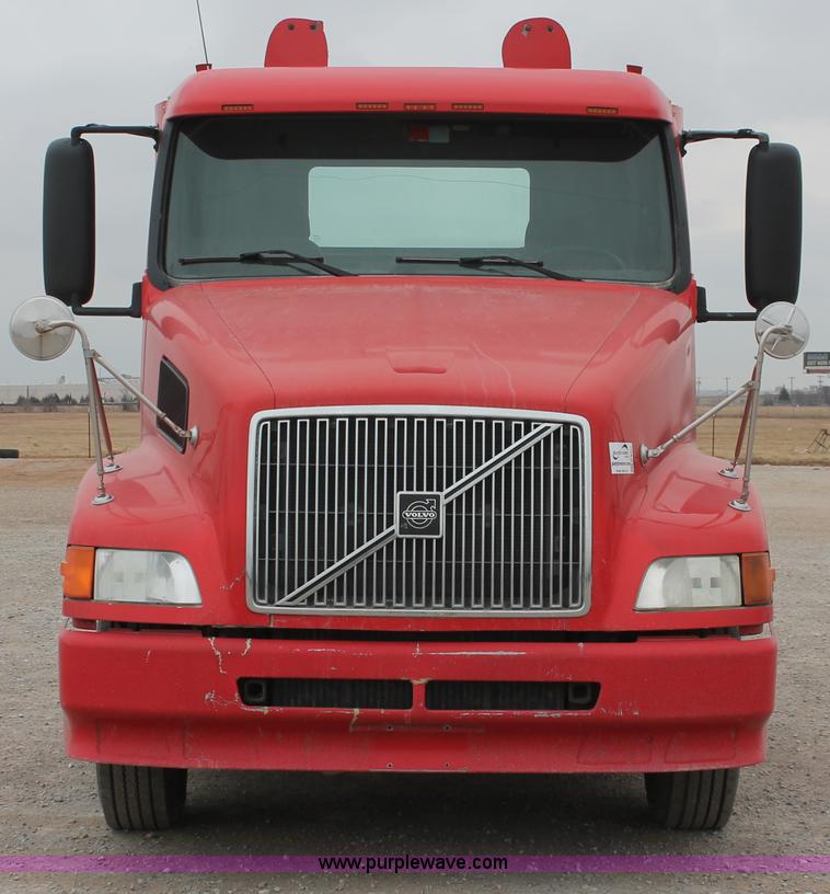 image for item H8320 2001 Volvo VNL semi truck