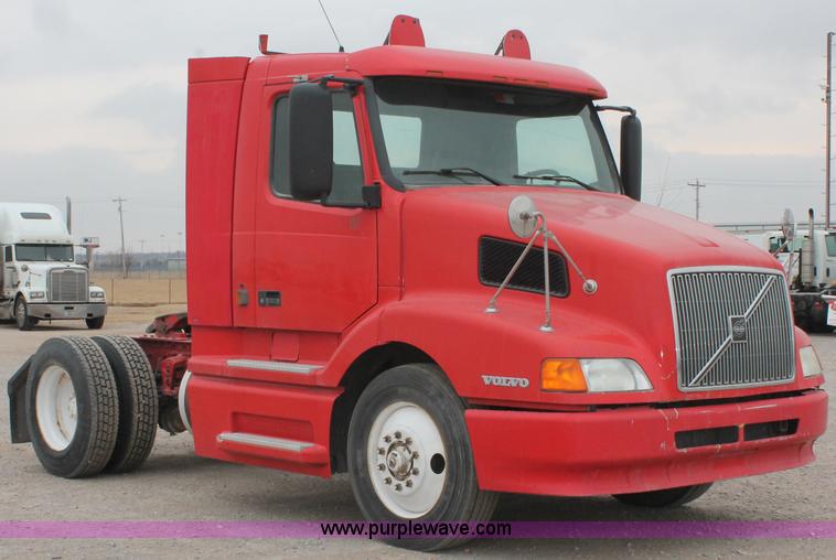 image for item H8320 2001 Volvo VNL semi truck