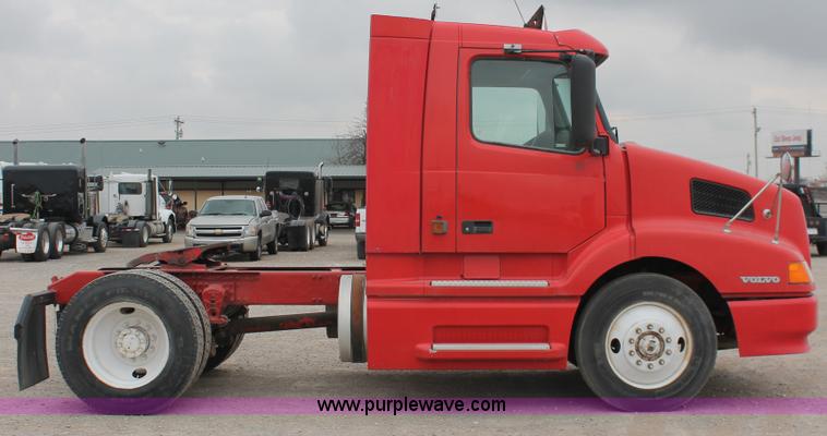 image for item H8320 2001 Volvo VNL semi truck