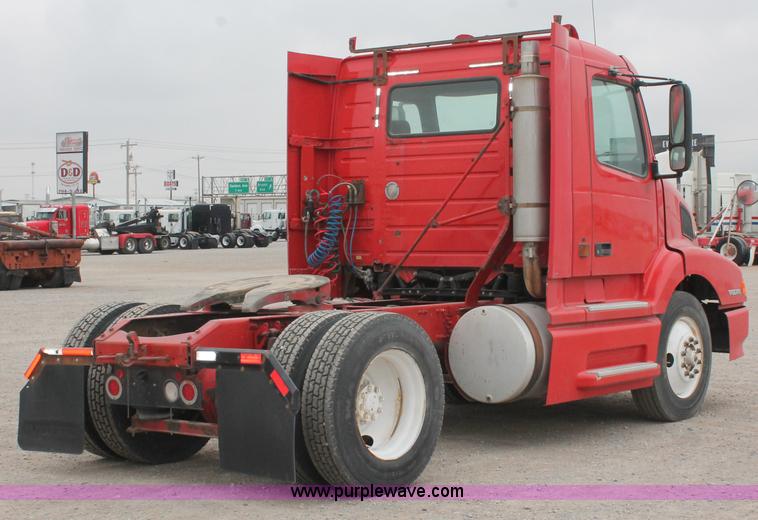 image for item H8320 2001 Volvo VNL semi truck