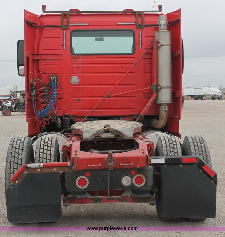 image for item H8320 2001 Volvo VNL semi truck