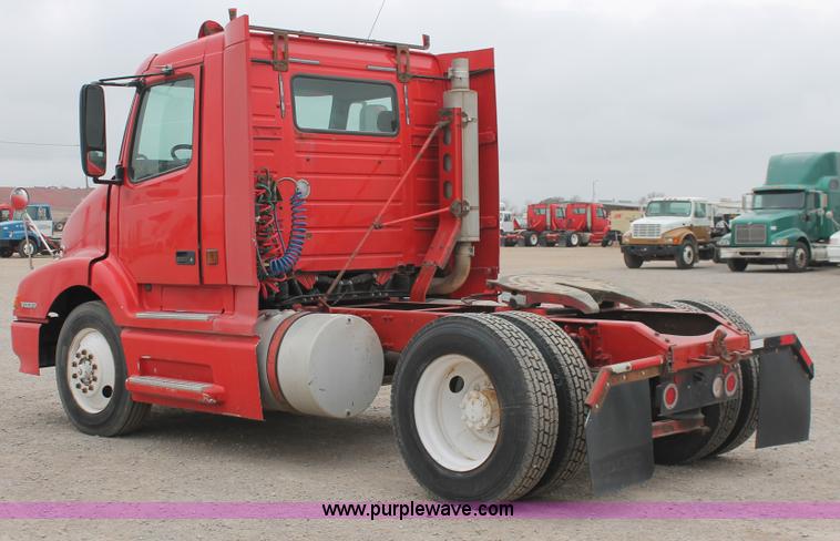 image for item H8320 2001 Volvo VNL semi truck