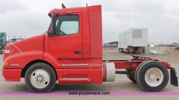 image for item H8320 2001 Volvo VNL semi truck
