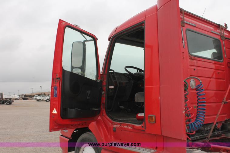 image for item H8320 2001 Volvo VNL semi truck