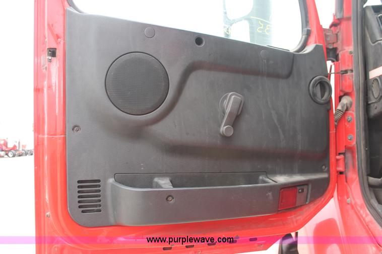 image for item H8320 2001 Volvo VNL semi truck