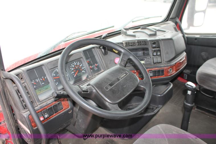 image for item H8320 2001 Volvo VNL semi truck