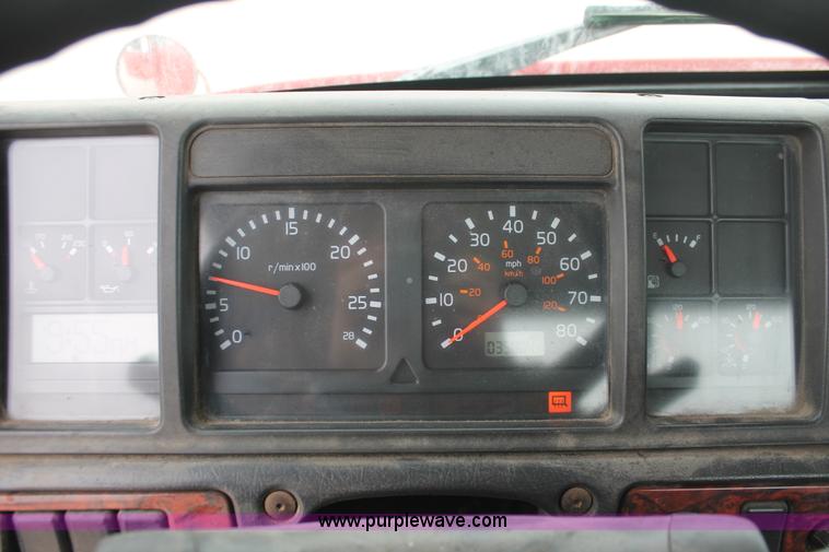 image for item H8320 2001 Volvo VNL semi truck