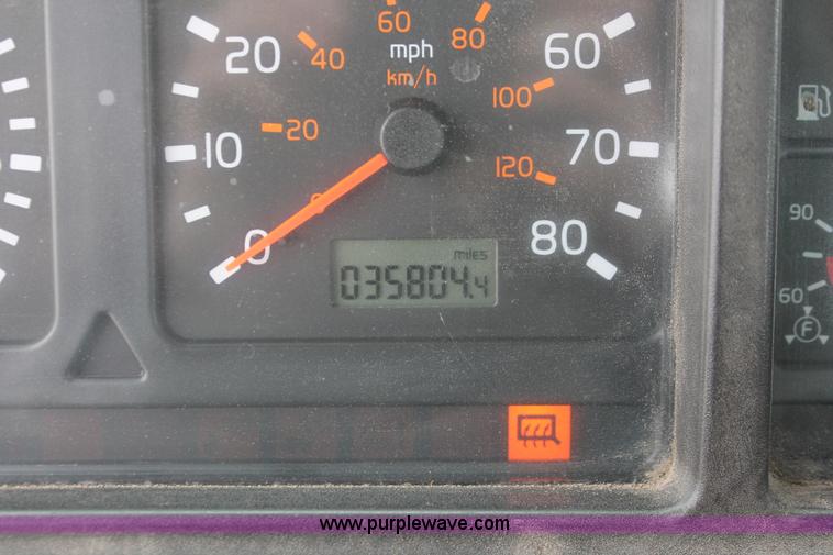 image for item H8320 2001 Volvo VNL semi truck