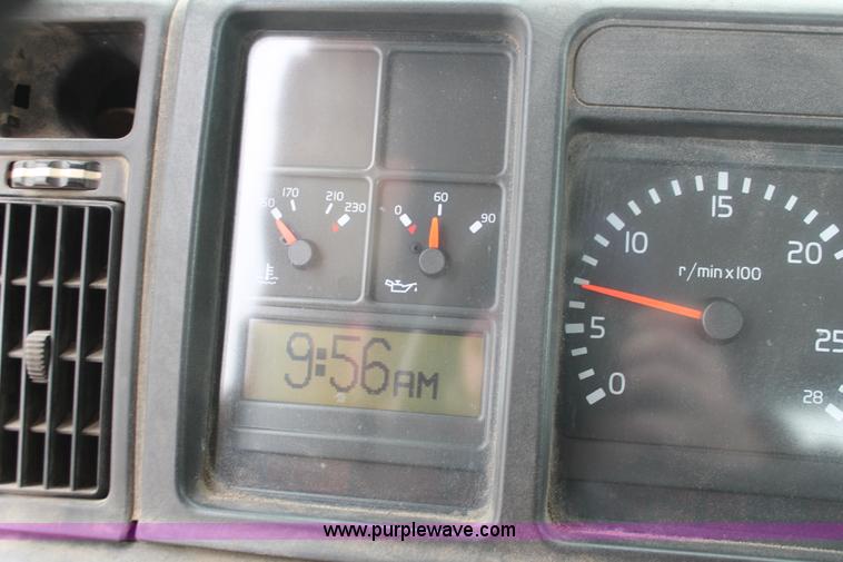 image for item H8320 2001 Volvo VNL semi truck