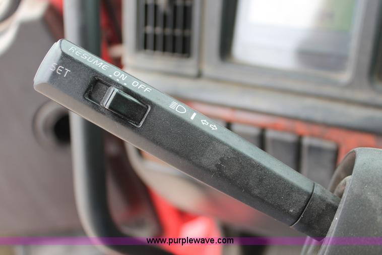 image for item H8320 2001 Volvo VNL semi truck