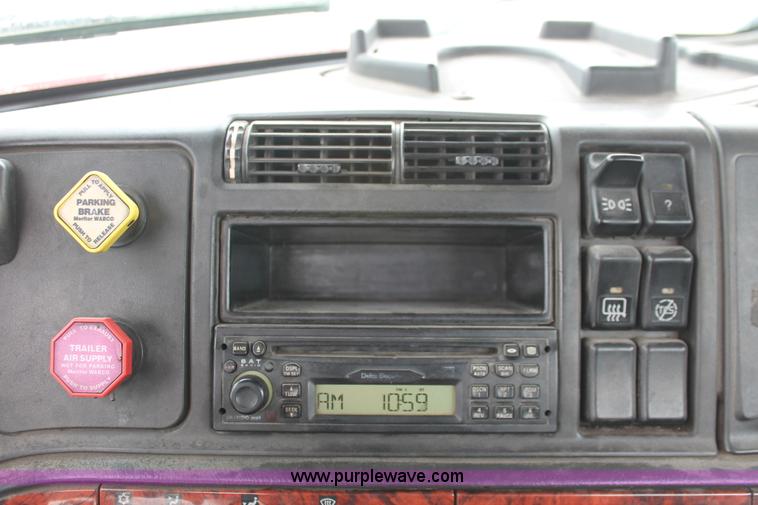 image for item H8320 2001 Volvo VNL semi truck