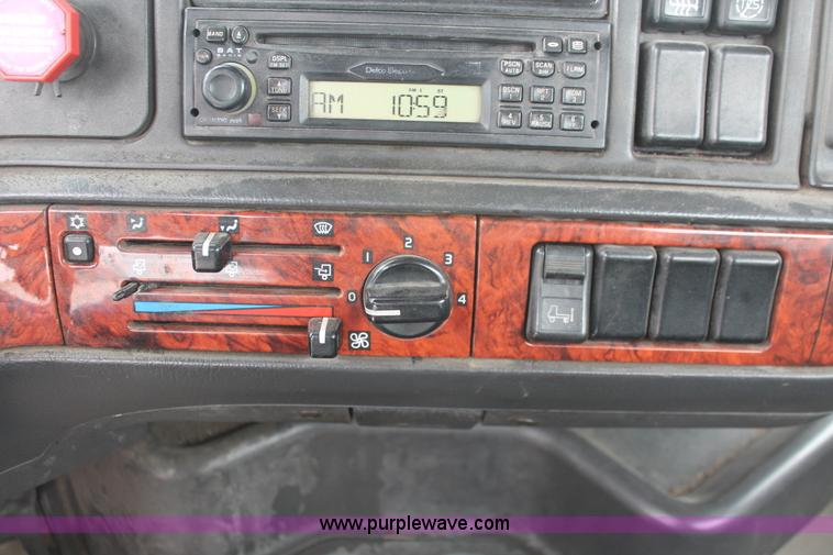 image for item H8320 2001 Volvo VNL semi truck