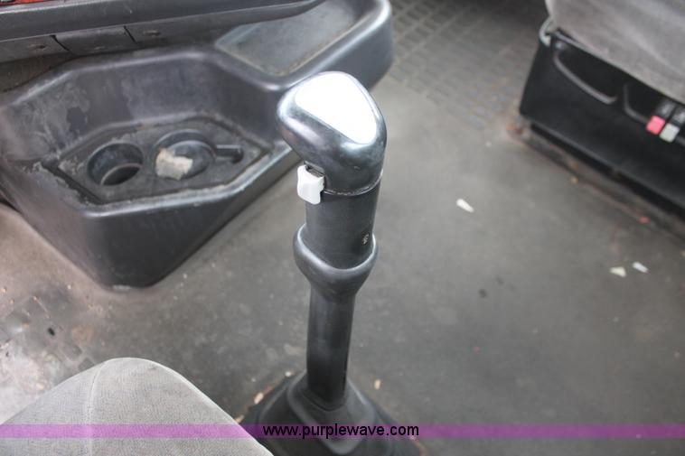 image for item H8320 2001 Volvo VNL semi truck