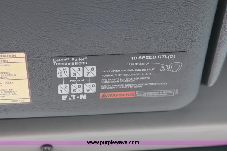 image for item H8320 2001 Volvo VNL semi truck