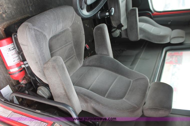 image for item H8320 2001 Volvo VNL semi truck