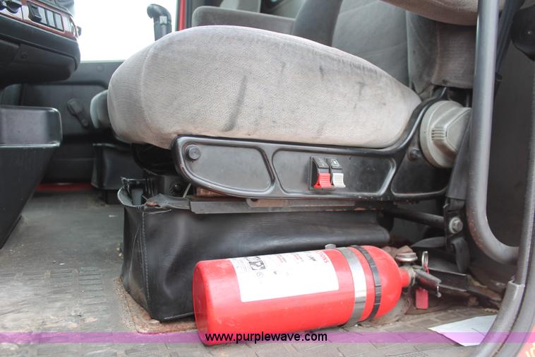 image for item H8320 2001 Volvo VNL semi truck