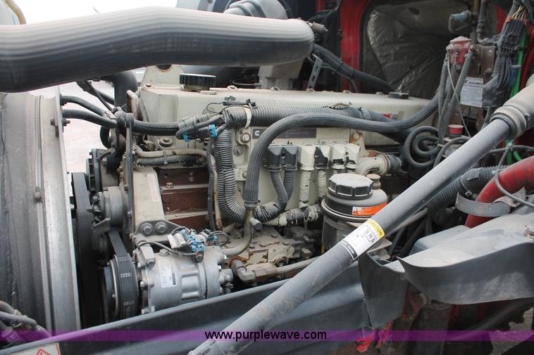 image for item H8320 2001 Volvo VNL semi truck