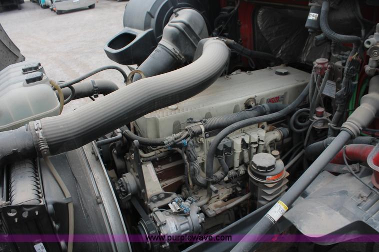 image for item H8320 2001 Volvo VNL semi truck