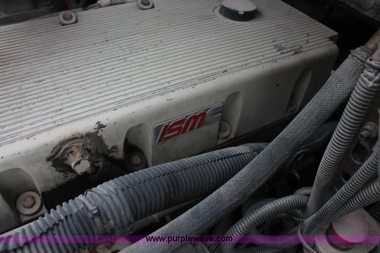 image for item H8320 2001 Volvo VNL semi truck