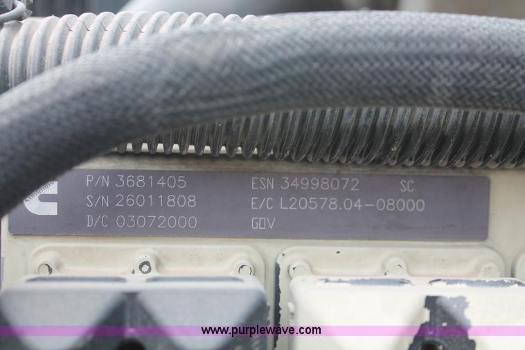 image for item H8320 2001 Volvo VNL semi truck