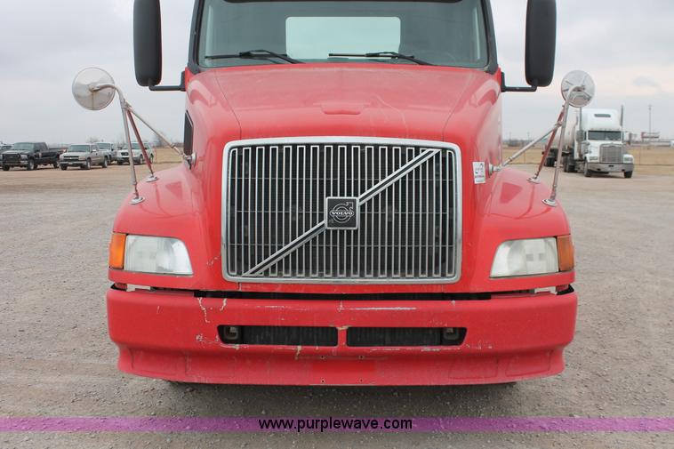 image for item H8320 2001 Volvo VNL semi truck