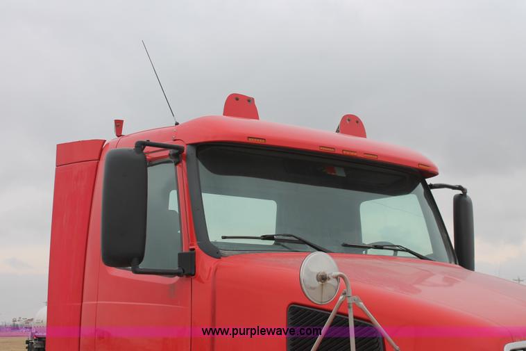 image for item H8320 2001 Volvo VNL semi truck