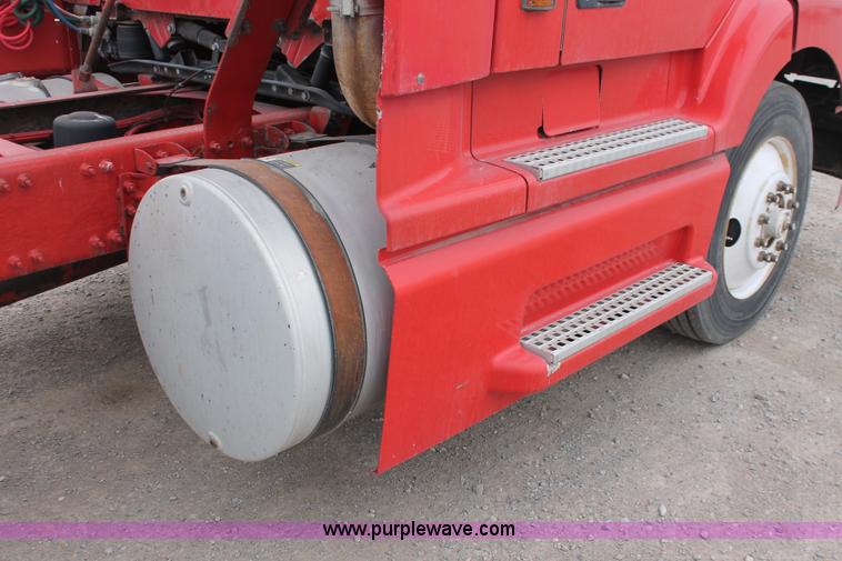 image for item H8320 2001 Volvo VNL semi truck