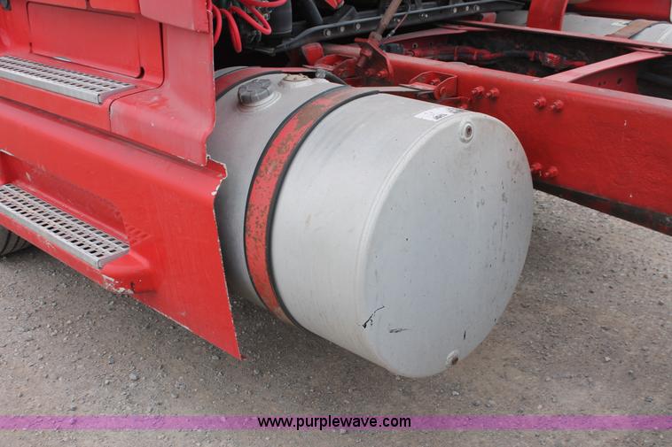 image for item H8320 2001 Volvo VNL semi truck