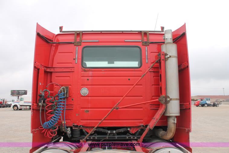 image for item H8320 2001 Volvo VNL semi truck