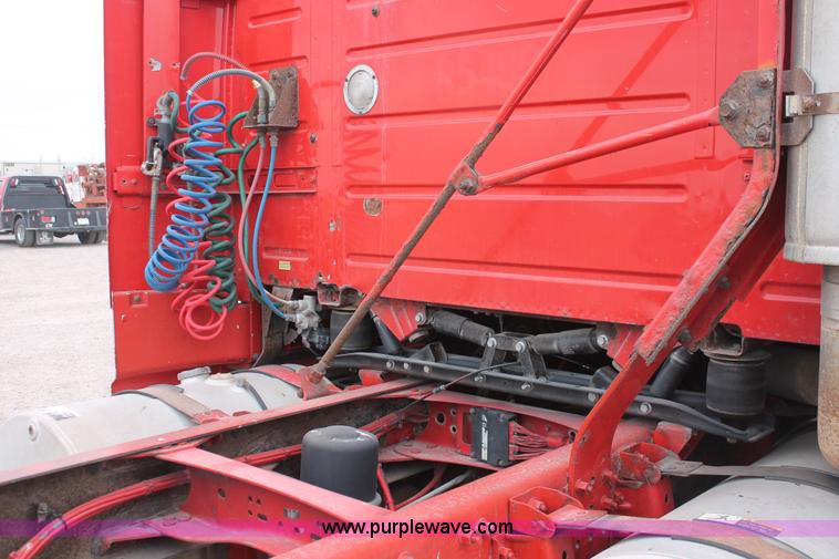 image for item H8320 2001 Volvo VNL semi truck