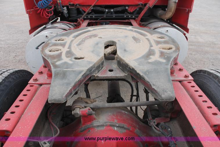 image for item H8320 2001 Volvo VNL semi truck