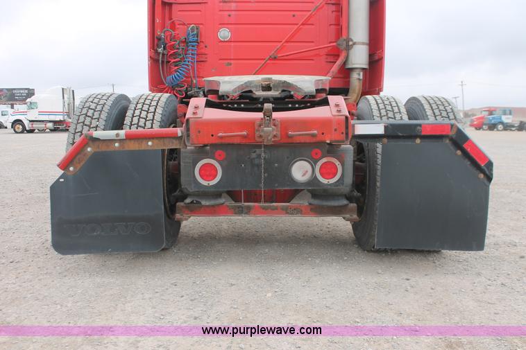 image for item H8320 2001 Volvo VNL semi truck