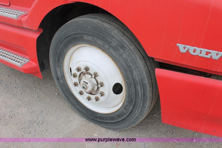 image for item H8320 2001 Volvo VNL semi truck